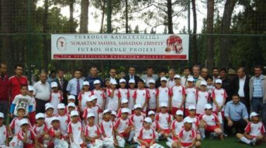T&uuml;rkoğlu'nda 'Sokaktan Sahaya Futbol Okulu' Projesi Hayata Ge&ccedil;ti