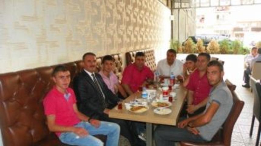 Ağrılılar Derneği'nden Asker Adaylarına Yemek