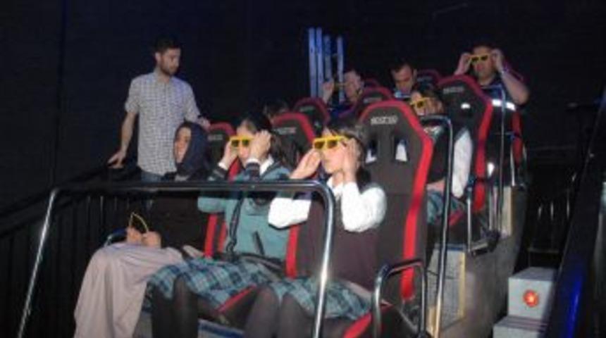 Depremzede Öğrencilere 8D Sinema Jesti