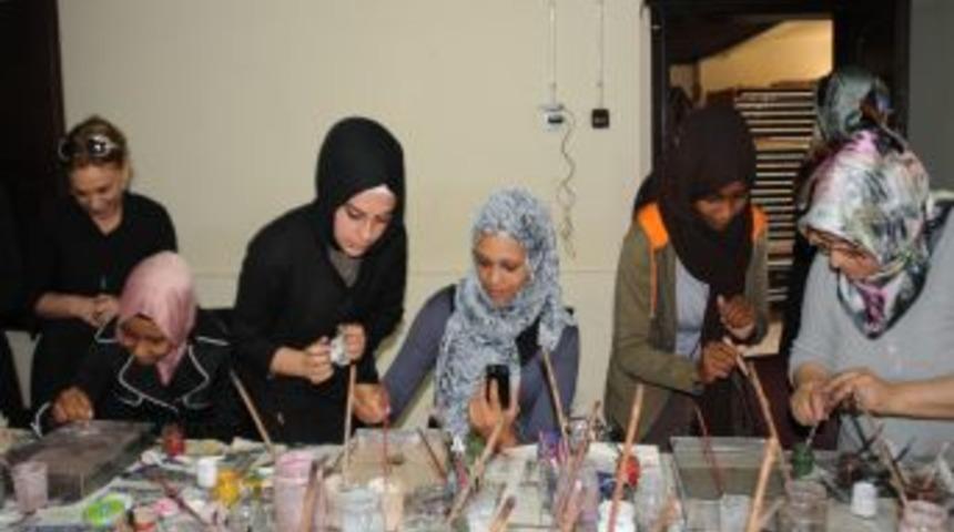 Sudanlı &Ouml;ğrenciler Ebru Sanatını &Ouml;ğrendi