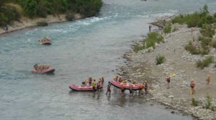 Antalya'ya Tatile Gelen Sporcu Ruslar Rafting Yapmadan D&ouml;nm&uuml;yor