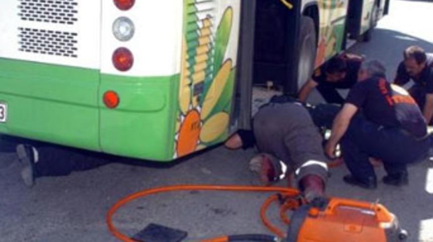 Otob&uuml;s&uuml;n altında kaldı, cesedi &ccedil;ıkarılamadı