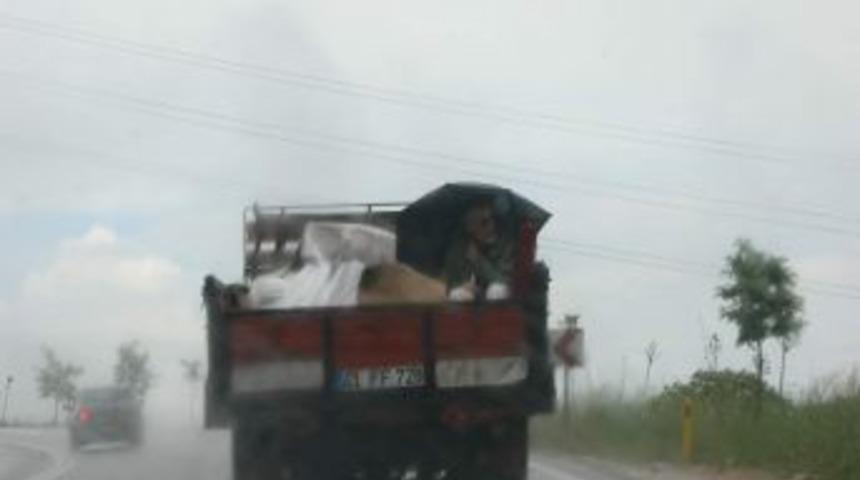 Sağanak Yağmur Altında Kamyon Kasasında Yolculuk