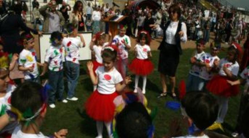 D&uuml;zce, Miniklerin G&ouml;sterileri İle Şenlendi