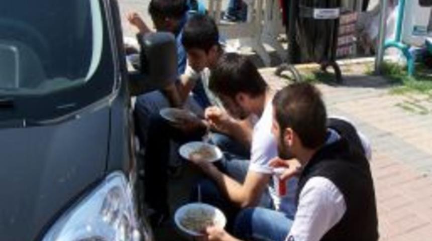 Kan Bağışında Bulunan &Uuml;niversitelilere Kızılay'dan İkram