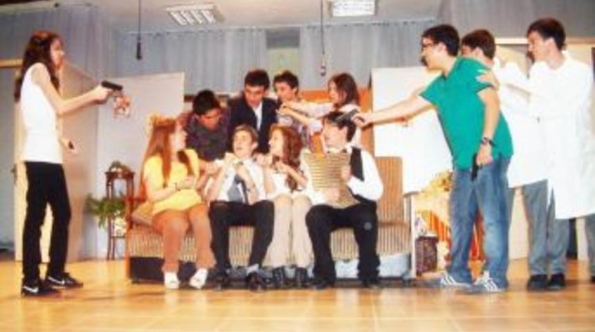 Burhaniye'de Liseli Tiyatrocular G&uuml;lmekten Kırdı Ge&ccedil;irdi