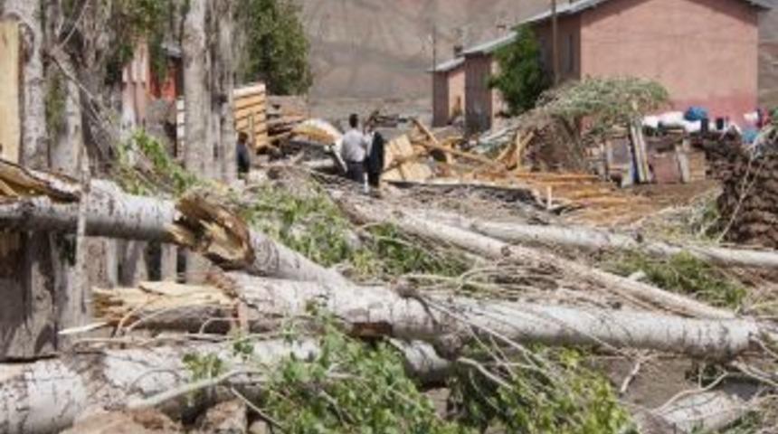 Kağızman'da Hortum Evleri Yıktı
