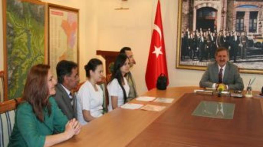 Edebiyat &Ouml;ğretmeni Ve &Ouml;ğrencilerinden Kulak &Ccedil;ınlamasına Devrim Niteliğinde Buluş