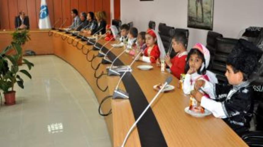 Minik &Ouml;ğrencilerden Ka&uuml; Rekt&ouml;r&uuml;ne Ziyaret