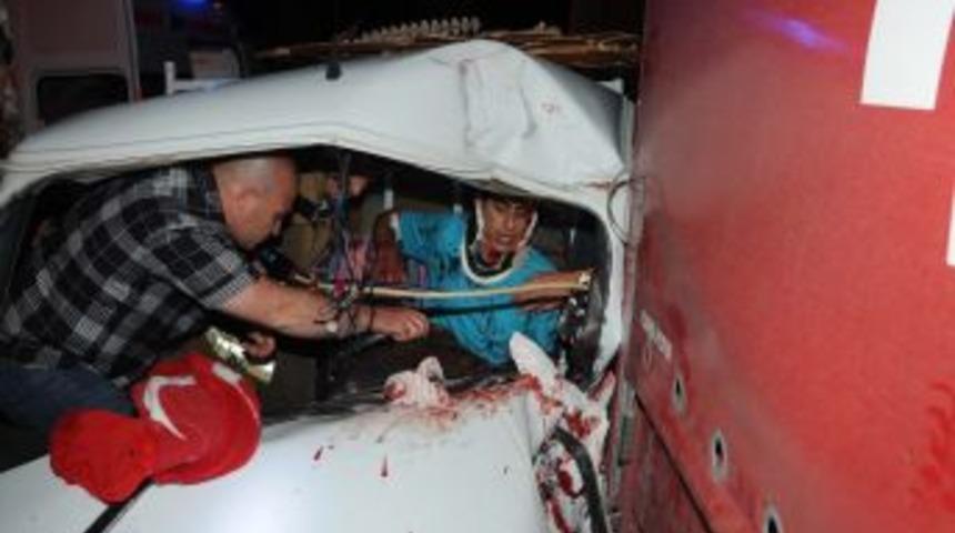 İzmir'de Kaza: Ara&ccedil; I&ccedil;inde Sıkışan S&uuml;r&uuml;c&uuml; Yaralı Olarak Kurtarıldı