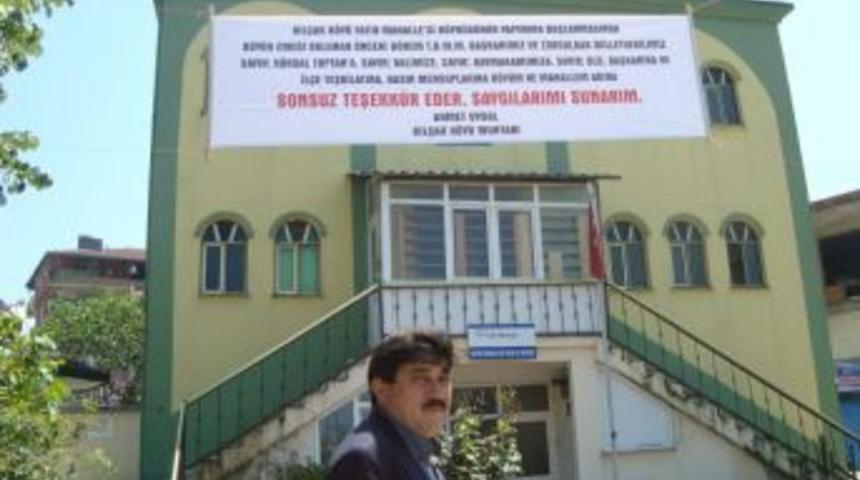 Muhtar teşekk&uuml;r pankartı astı