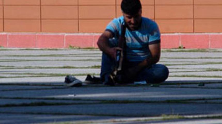 Valilik &ouml;n&uuml;nde intihar şov