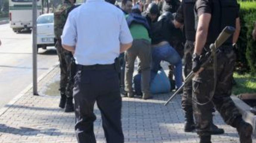 Valilik &Ouml;n&uuml;ne Pompalı T&uuml;fekle Gelen Şahıs Ortalığı Ayağa Kaldırdı