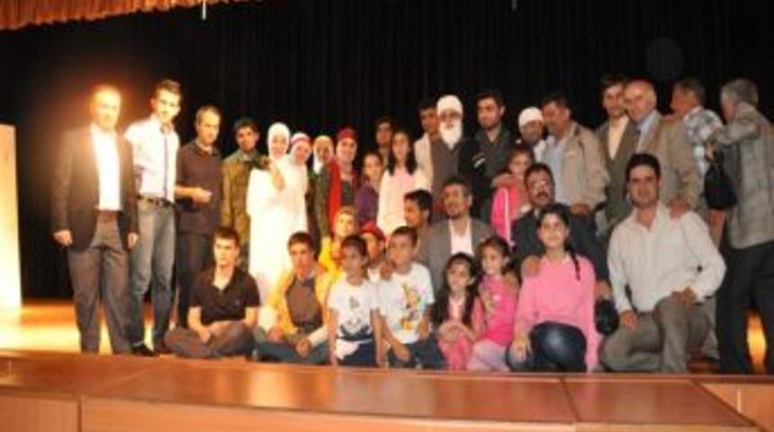 'Cepheden Haber Var' Oyunu Izleyenleri Duygulandırdı