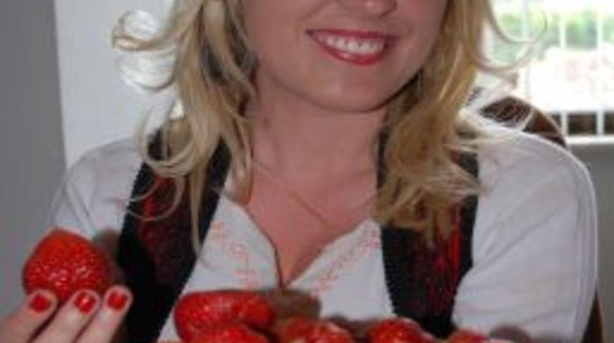 Yabancı Halk Oyunları Gruplarına Çilek, Erik Ve Kayısı İkramı Yapıldı