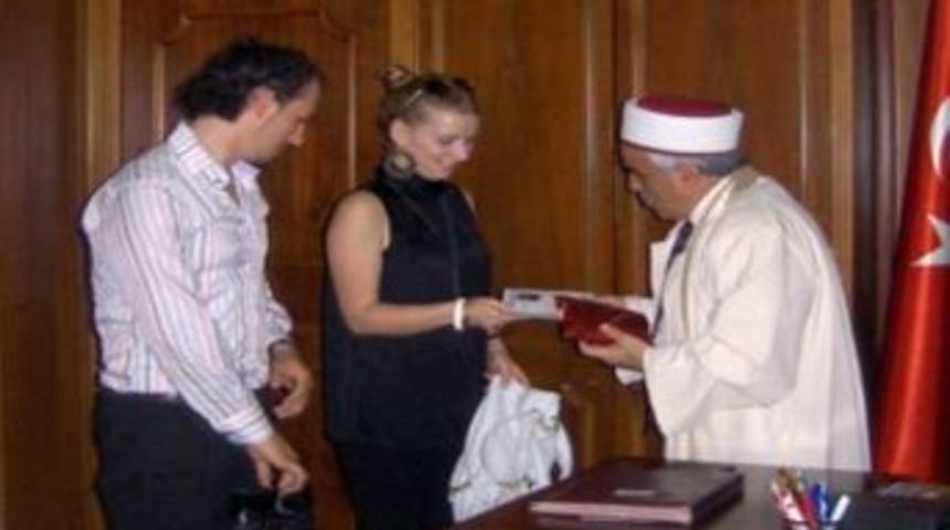 Ezandan Etkilenen Hollandalı Gelin İslamiyet'i Se&ccedil;ti