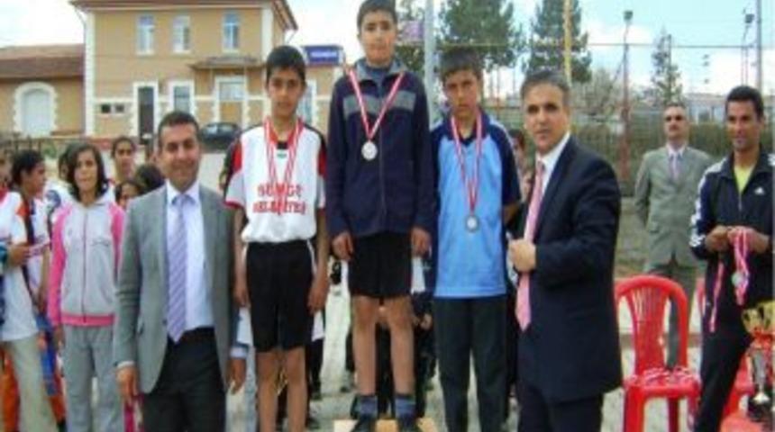 Doğanşehir'de Okullar Arası Kros Yarışması Yapıldı