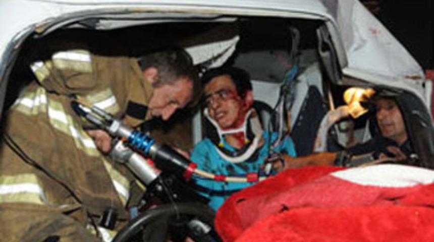 Ara&ccedil;ta sıkıştı, 'babamı arayın' dedi