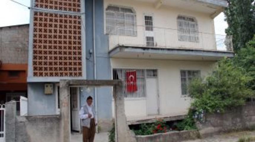 Evin Bah&ccedil;e Kapısını &Ccedil;aldılar