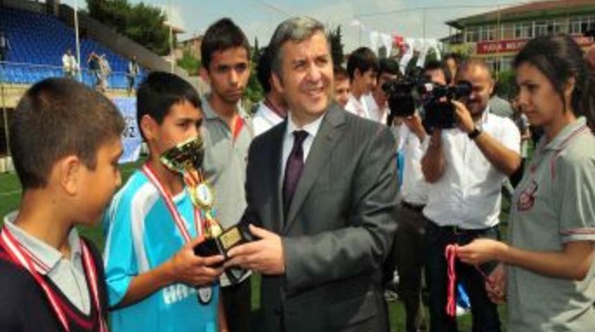 Tuzla'da Başarılı Sporcular &Ouml;d&uuml;llendirildi