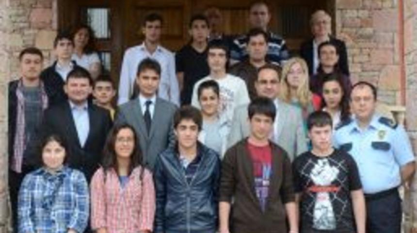 Polis, Depremzede &Ouml;ğrencilerle Sinemada Film Izledi