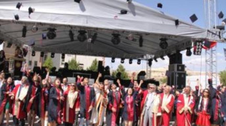 Nevşehir &Uuml;niversitesi'nde mezuniyet sevinci