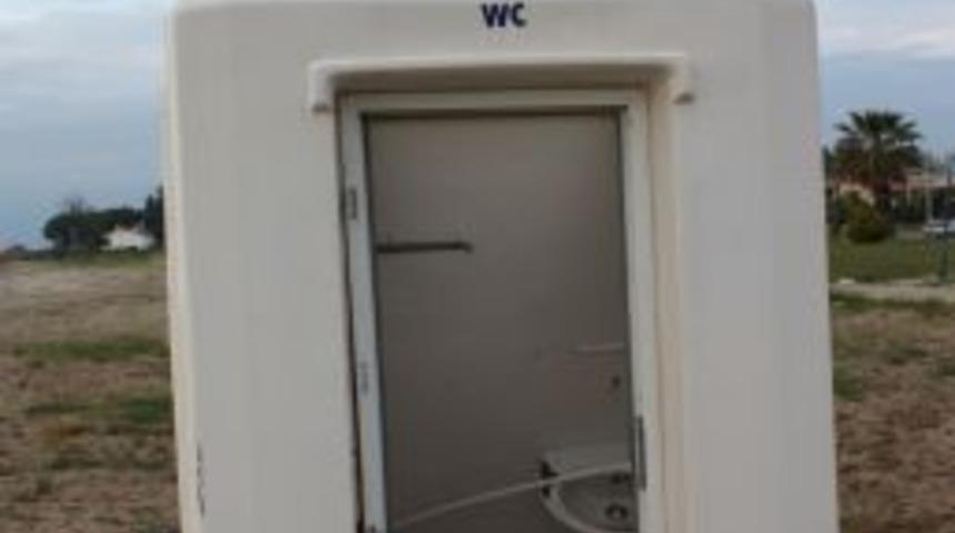 Prefabrik Tuvaletlerin I&ccedil;indeki Lavabo Ve Kapıları Kırdılar