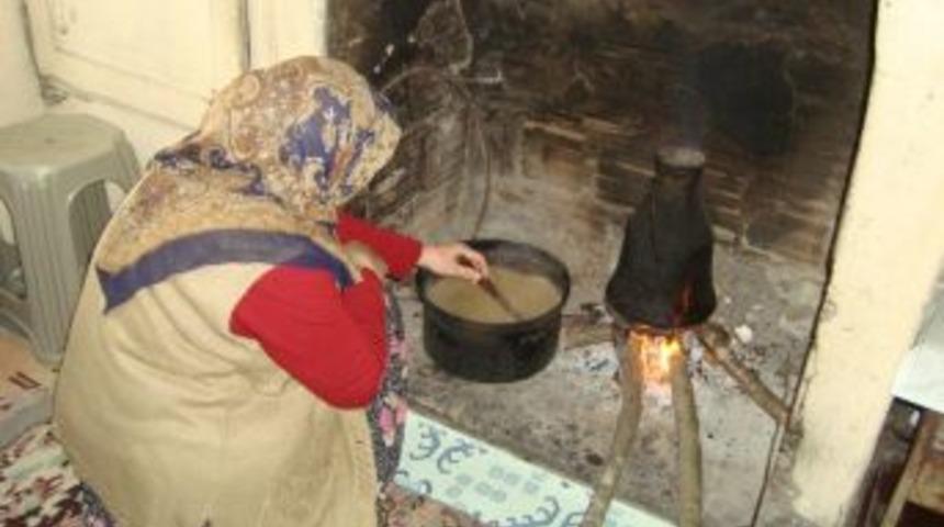 Yapımı Zahmetli Olan Helvaya En &Ccedil;ok Gurbet&ccedil;iler Talep Ediyor