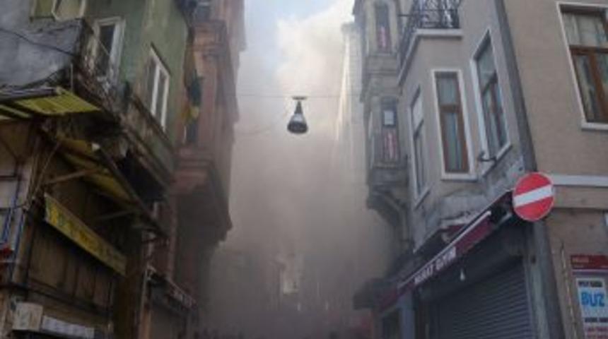 İ&ccedil;erisinde Kilisenin De Bulunduğu Komplekste Yangın &Ccedil;ıktı