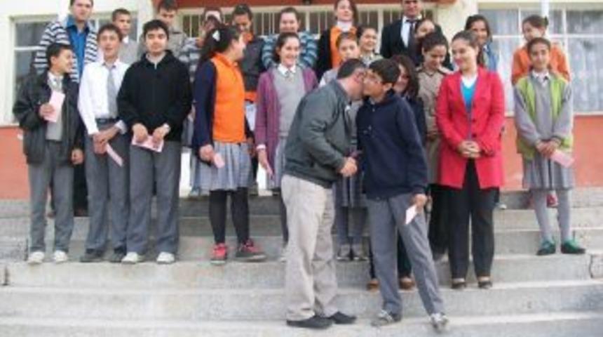 Başarılı &Ouml;ğrenciler &Ouml;d&uuml;llendiriliyor