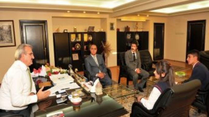 Vali Karaloğlu, Ahmed-İ Hani Lisesi &Ouml;ğrencilerine R&ouml;portaj Verdi