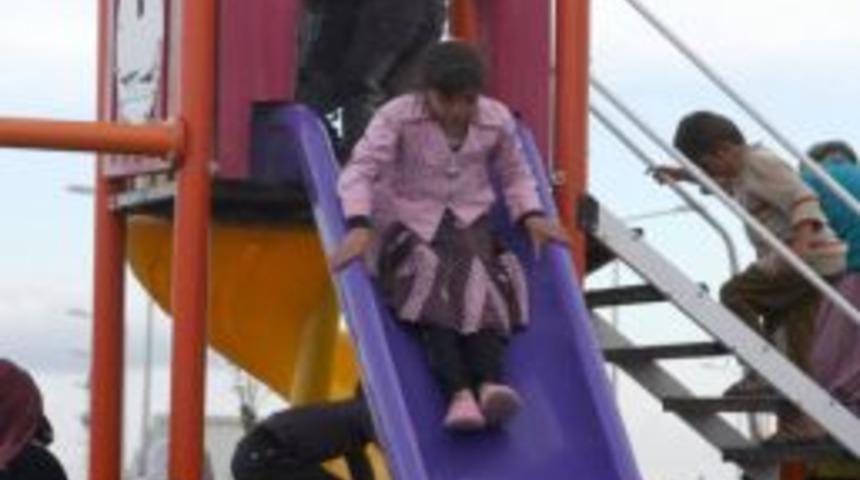 &Ouml;l&uuml;mden Ka&ccedil;tılar, Konteynır Kentte Hayata Tutundular