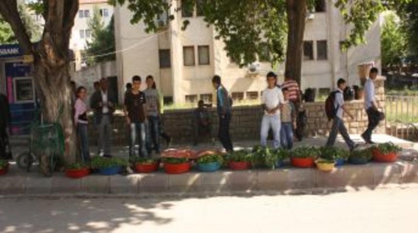 Silvan'da Kaldırımlar İşgal Altında