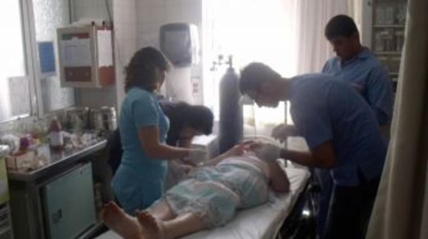 Turist Otob&uuml;s&uuml; Domates Kamyonuna &Ccedil;arptı: 4 Yaralı