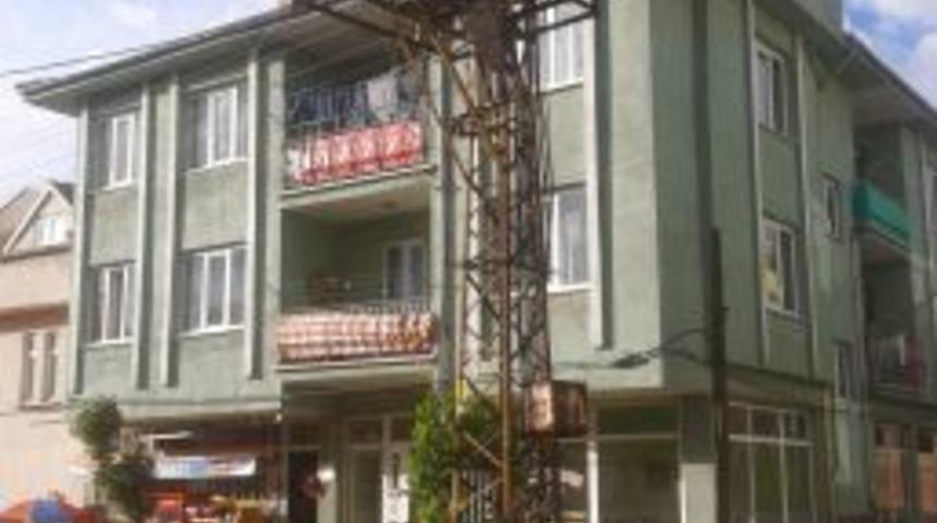 Cadde Ortasında Elektrik Direği