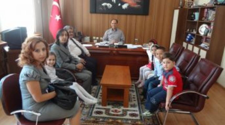 Kaymakama Zeytin &Ccedil;ekirdeğinden Atat&uuml;rk Portresi Hediye Ettiler