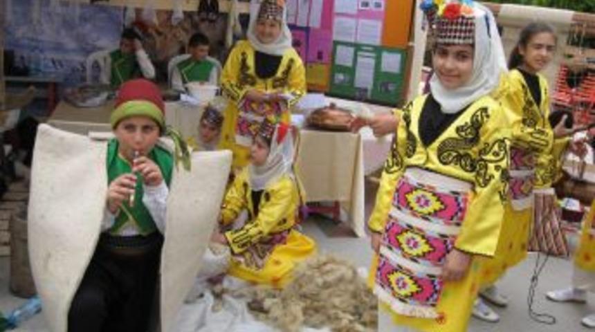 Miniklerin K&uuml;lt&uuml;r Şenliğinin A&ccedil;ılışını K&uuml;lt&uuml;r M&uuml;d&uuml;r&uuml; Yaptı