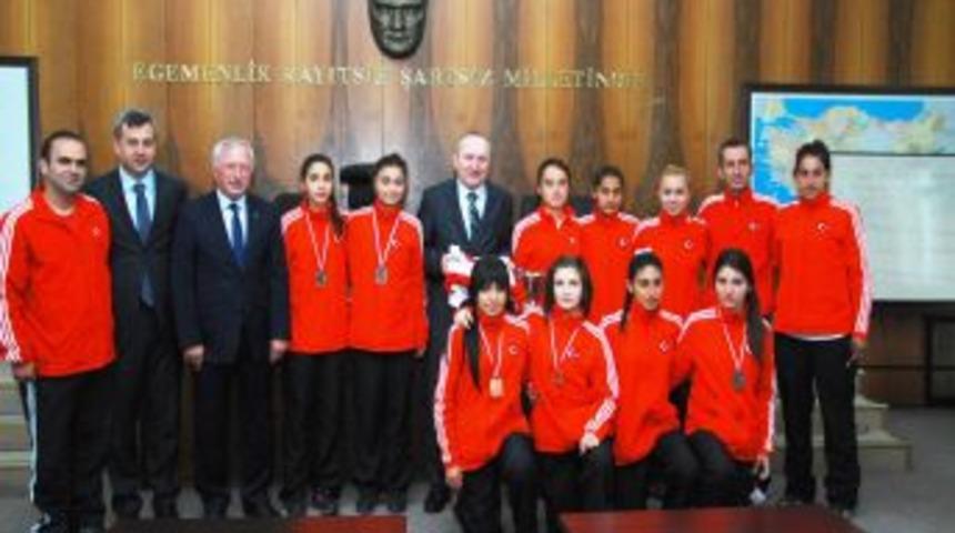 Vali Ko&ccedil;demir, Başarılı &Ouml;ğrencilerle Buluştu