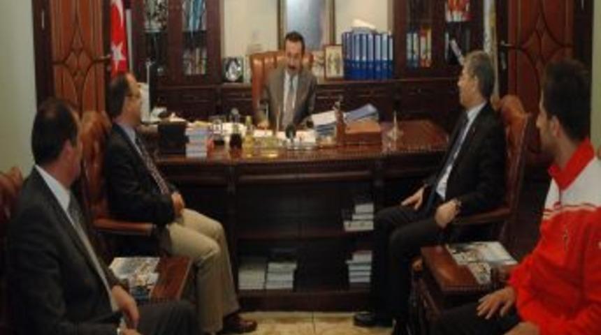 Rekt&ouml;r G&ouml;kbel'den Başarılı Sporculara Plaket