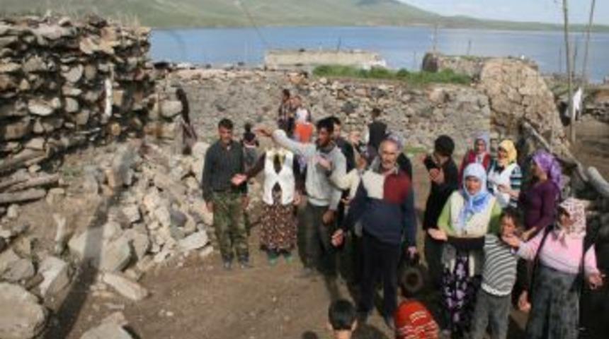 Ter&ouml;r Mağduru 300 Aile K&ouml;ylerine Geri D&ouml;nmek İstiyor