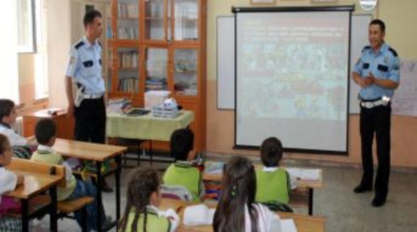 Polisler 2 Bin &Ccedil;ocuktan Trafik Kurallarına Uyma S&ouml;z&uuml; Aldı