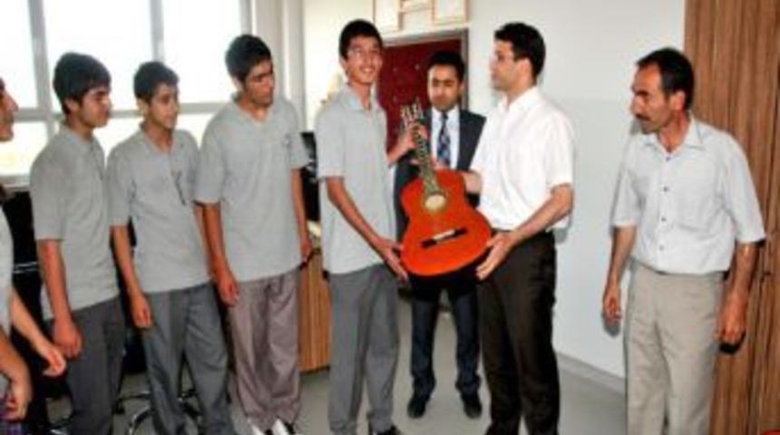 Bakan Şimşek &Ouml;ğrencilere Gitar Hediye Etti