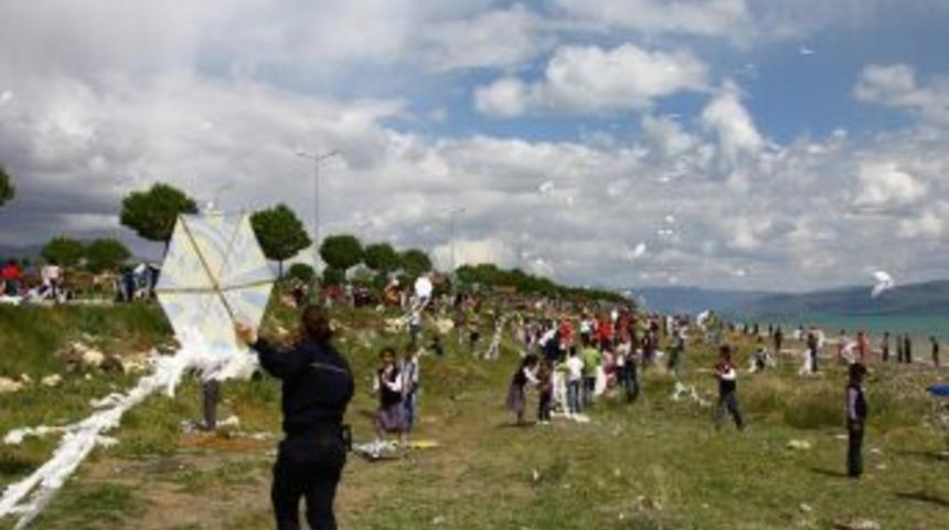 'U&ccedil;urtmam G&ouml;klerde, Keyfim Yerinde'