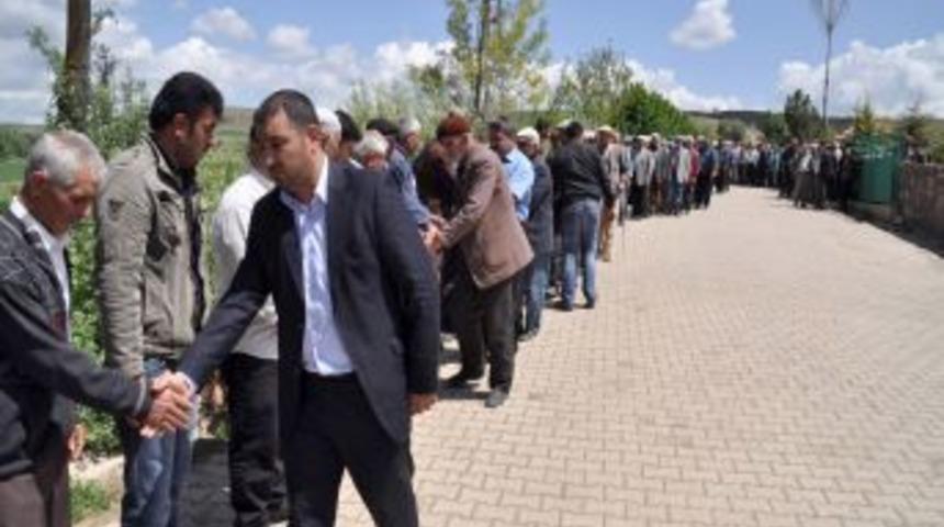 Kene Nedeniyle &Ouml;len Kadın, G&ouml;zyaşları I&ccedil;inde Toprağa Verildi