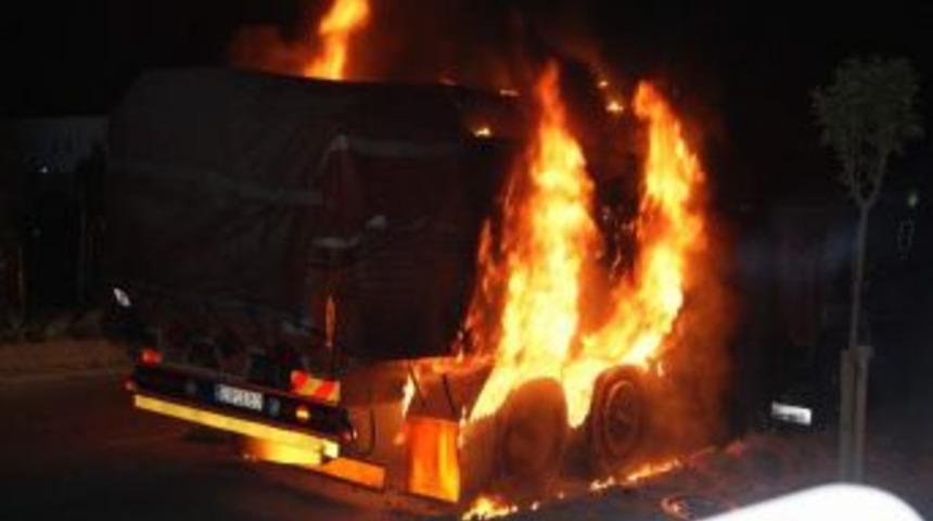 Balataları Isınan Kamyon Alev Topuna D&ouml;nd&uuml;