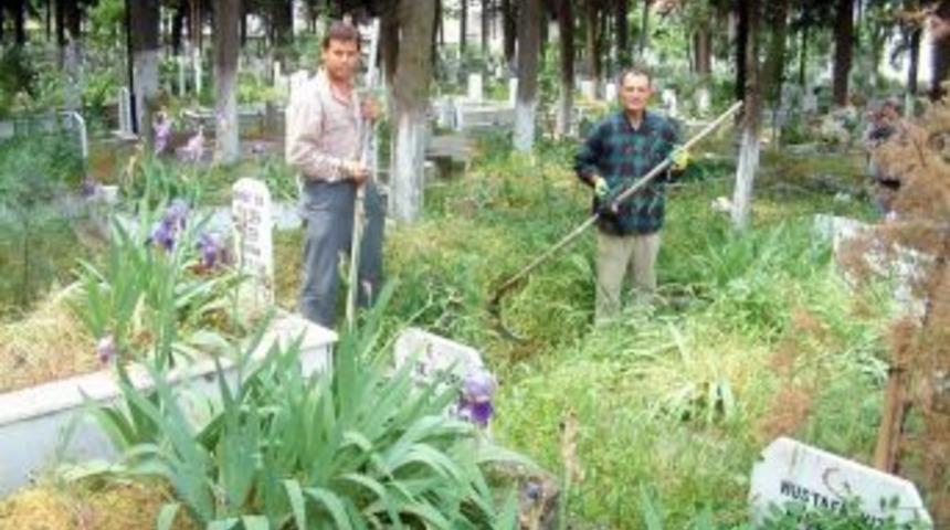 Bigadiç'te Belediye Mezarlıklara Önem Veriyor