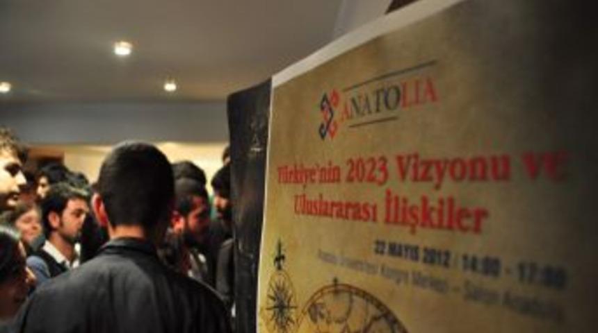 Bir Grup &Ouml;ğrenci 'NATO&rsquo;nun Icraatları Anlatılıyor' Diye Konferansı Protesto Etti