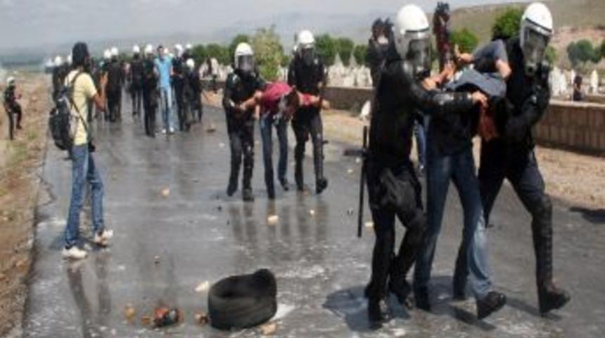 Eylem Yapan Da M&uuml;dahale Eden De Polisti