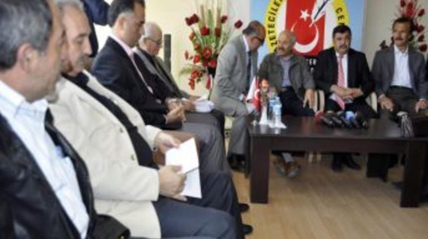 Memurlar Meydana İniyor