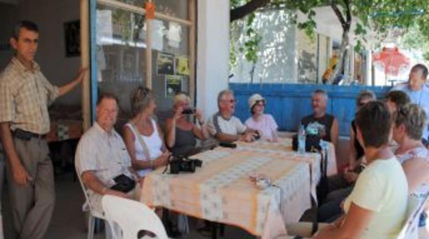 Turistler K&ouml;y Turuna &Ccedil;ıkarak K&ouml;yl&uuml;lerle Kahvehanede Sohbet Ediyor